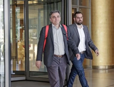 Η τρόικα μπλοκάρει ρυθμίσεις χρεών, κόκκινα δάνεια και αυξήσεις μισθών